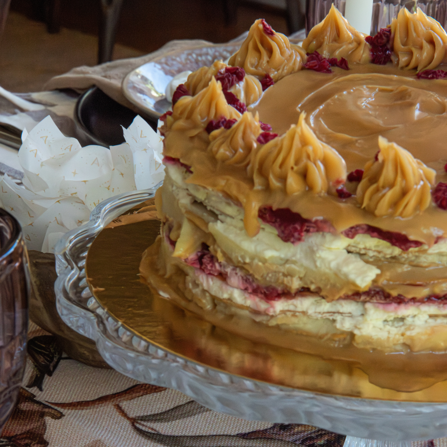 Torta Amor mostrando las capas de hojarasca, crema chantilly, pastelera y frambuesa